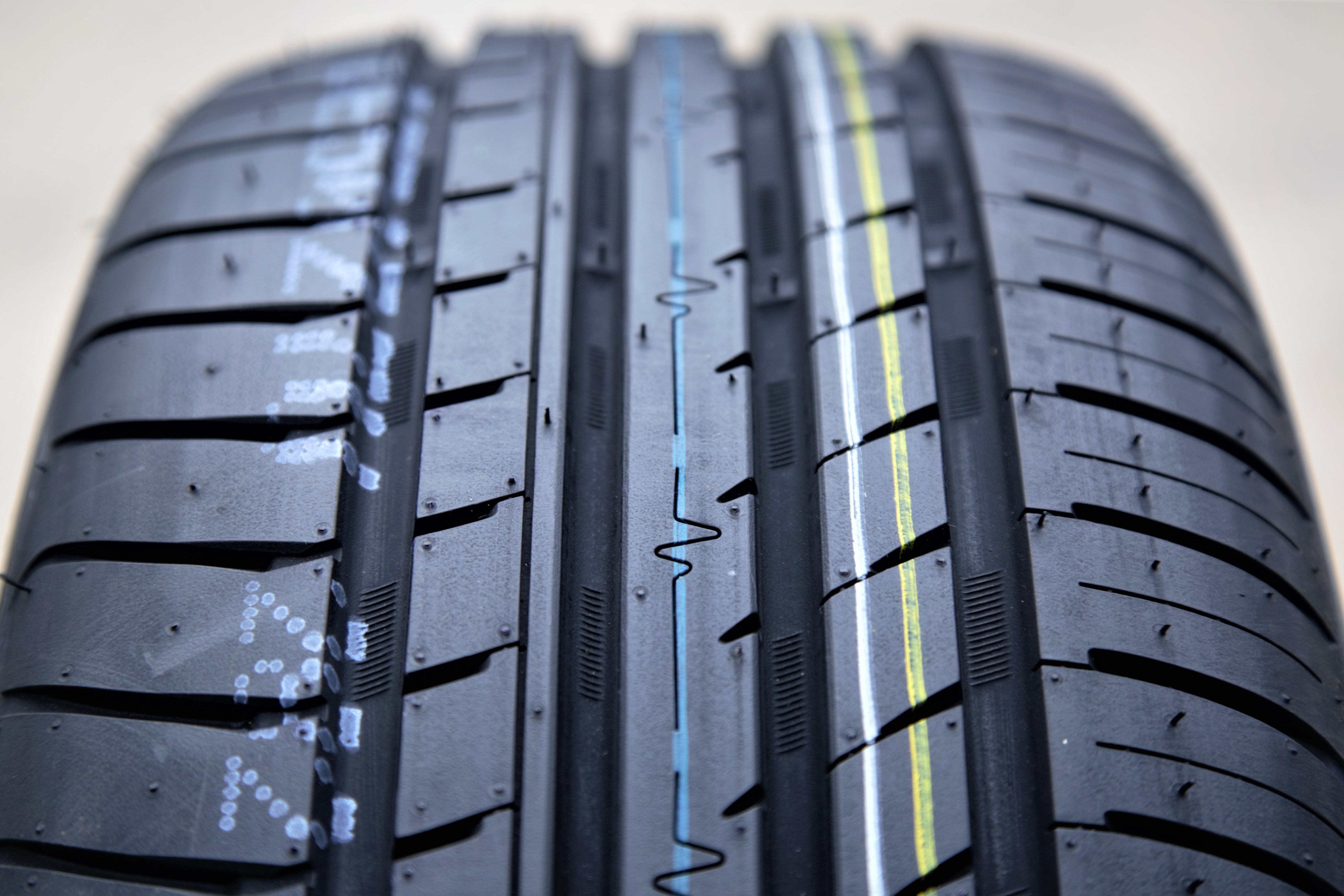 Cosmo MuchoMacho High Performance All-Season Tire-225//50ZR17 98W XL
